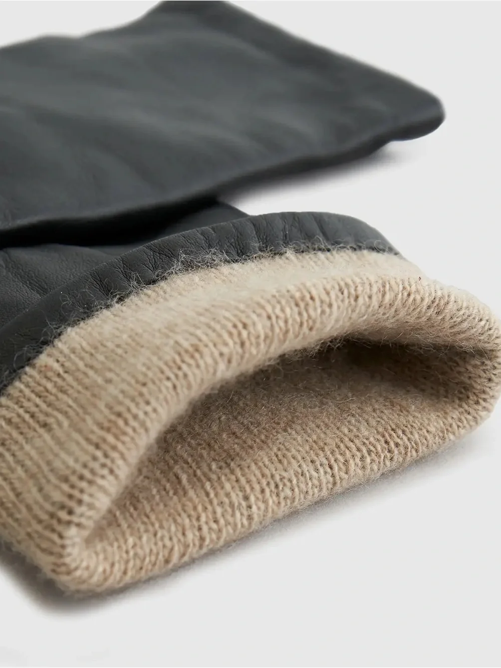 Quince Cashmere lined Leather Gloves in Black - Medium